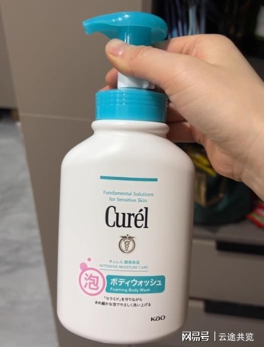 克星实测！6 款换季锁水养出水光肌！ag真人平台第一游戏沐浴露推荐假滑(图4)