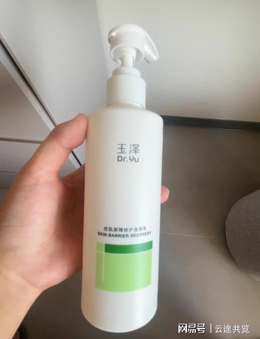 克星实测！6 款换季锁水养出水光肌！ag真人平台第一游戏沐浴露推荐假滑(图5)