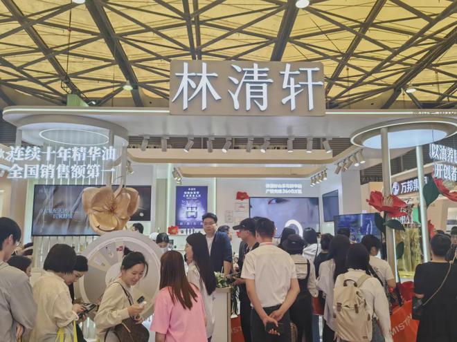 自然堂等美妆企业亮相美博会！AG真人地址【现场】家化、(图3)