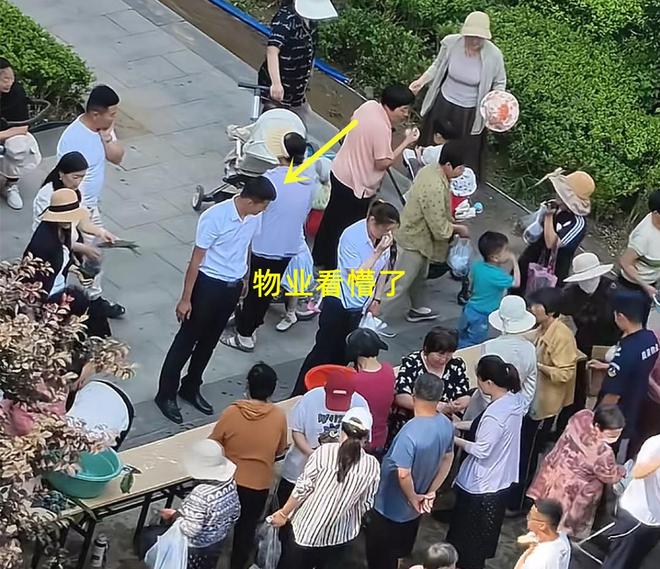 大妈连盆都端走了还围堵物业要鸡蛋AG真人山东：小区端午免费包